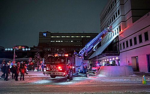 JESSICA LEE / WINNIPEG FREE PRESS

Unable to visit in person because of COVID-19, Santa, with a little help from the Winnipeg Fire Paramedic Service, visits the Children&#x2019;s Hospital via lift from a fire truck on December 23, 2021.












