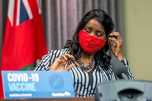 MIKAELA MACKENZIE / WINNIPEG FREE PRESS

Health minister Audrey Gordon puts her mask on after a press conference asking the public to adjust their holiday plans at the Manitoba Legislative Building in Winnipeg on Friday, Dec. 24, 2021.  For Malak story.
Winnipeg Free Press 2021.