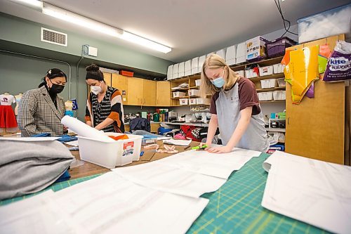 MIKAELA MACKENZIE / WINNIPEG FREE PRESS

Rebecca Chambers (centre) helps Angelin Hou (left) as Alysha Finnson (right) lays out a pattern during textiles class at Shaftesbury High School in Winnipeg on Wednesday, Dec. 22, 2021. For Maggie story.
Winnipeg Free Press 2021.