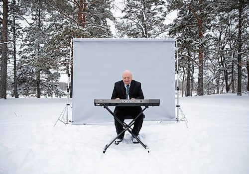 JESSICA LEE / WINNIPEG FREE PRESS

Ron Paley poses for a photo on December 23, 2021 at St. Vital Park in Winnipeg.










