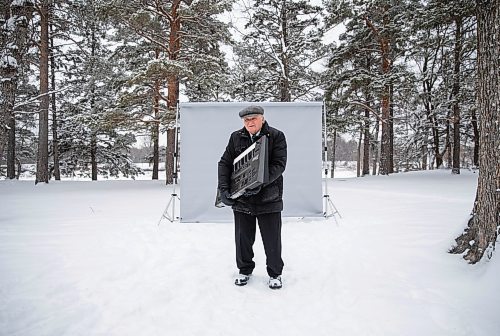 JESSICA LEE / WINNIPEG FREE PRESS

Ron Paley walks off set on December 23, 2021 at St. Vital Park in Winnipeg.







