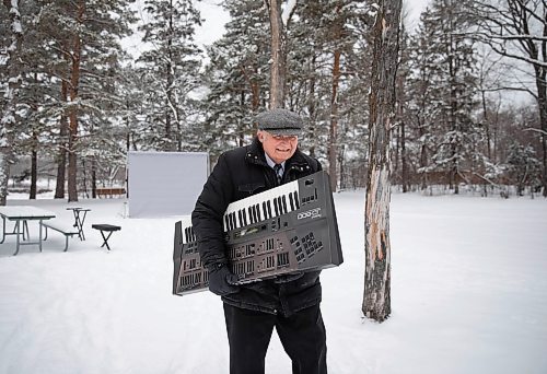 JESSICA LEE / WINNIPEG FREE PRESS

Ron Paley walks off set on December 23, 2021 at St. Vital Park in Winnipeg.








