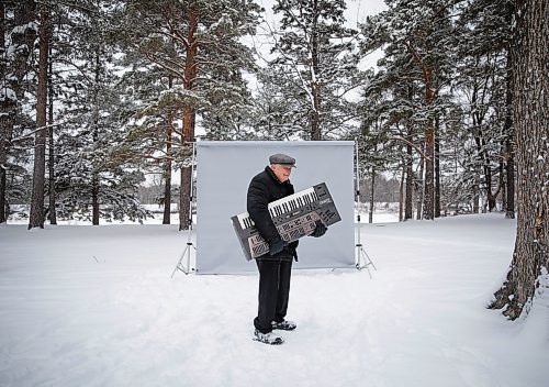 JESSICA LEE / WINNIPEG FREE PRESS

Ron Paley poses for a photo on December 23, 2021 at St. Vital Park in Winnipeg.










