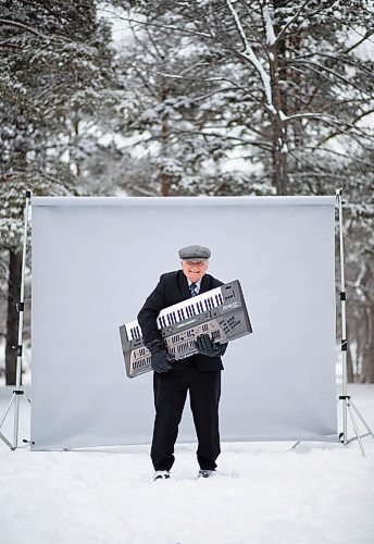 JESSICA LEE / WINNIPEG FREE PRESS

Ron Paley poses for a photo on December 23, 2021 at St. Vital Park in Winnipeg.










