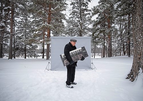 JESSICA LEE / WINNIPEG FREE PRESS

Ron Paley poses for a photo on December 23, 2021 at St. Vital Park in Winnipeg.










