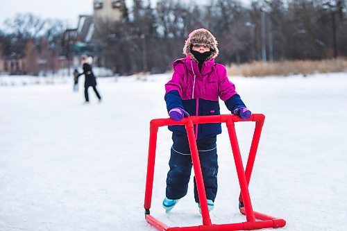 MIKAELA MACKENZIE / WINNIPEG FREE PRESS

Olivia Johnston, four, skates for the very first time (on her brand new skates that she opened on Christmas morning) at Assiniboine Park in Winnipeg on Saturday, Dec. 25, 2021.  Standup.
Winnipeg Free Press 2021.