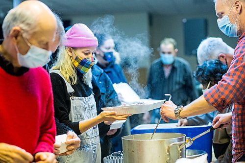 MIKAELA MACKENZIE / WINNIPEG FREE PRESS

Magnolia Hollander packs up a hot Christmas meal for folks in need to take home at the Mission Baptist Church in Winnipeg on Saturday, Dec. 25, 2021.  For Malak story.
Winnipeg Free Press 2021.