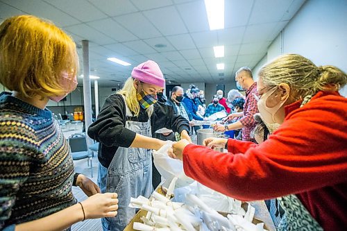 MIKAELA MACKENZIE / WINNIPEG FREE PRESS

Magnolia Hollander (centre) and Juanita Unrau (right) pack up a hot Christmas meal for folks in need to take home at the Mission Baptist Church in Winnipeg on Saturday, Dec. 25, 2021.  For Malak story.
Winnipeg Free Press 2021.