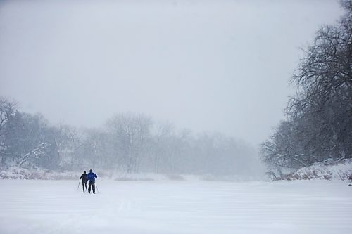 MIKAELA MACKENZIE / WINNIPEG FREE PRESS

Nathan (left) and Brad Gerbrandt take advantage of the fresh dump of snow by cross-country skiing on the Assiniboine River in Winnipeg on Monday, Dec. 27, 2021.  Standup.
Winnipeg Free Press 2021.