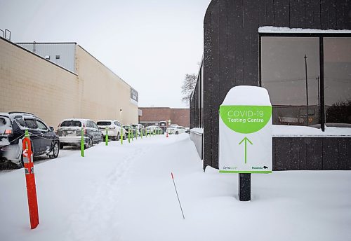 JESSICA LEE / WINNIPEG FREE PRESS

People in cars wait in line to go to the COVID-19 testing site at King Edward Street on December 27, 2021.










