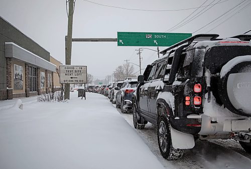 JESSICA LEE / WINNIPEG FREE PRESS

People in cars wait in line to go to the COVID-19 testing site at King Edward Street on December 27, 2021.










