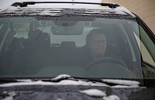 JESSICA LEE / WINNIPEG FREE PRESS

Alon Grosman is photographed waiting in line in his car to go to the COVID-19 testing site at King Edward Street on December 27, 2021.










