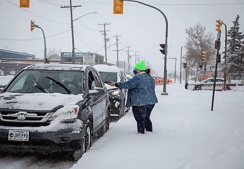 JESSICA LEE / WINNIPEG FREE PRESS

Reporter Malak Abas interviews people in cars while they wait in line to go to the COVID-19 testing site at King Edward Street on December 27, 2021.










