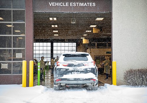 JESSICA LEE / WINNIPEG FREE PRESS

A car enters the COVID-19 testing site at King Edward Street on December 27, 2021.








