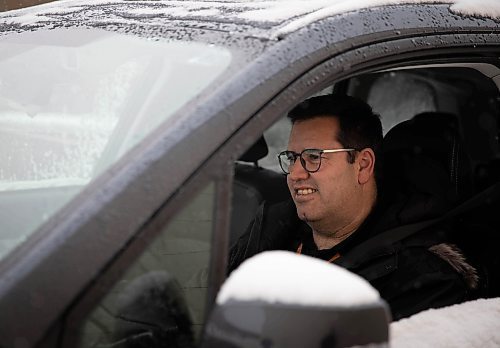 JESSICA LEE / WINNIPEG FREE PRESS

Alon Grosman is photographed waiting in line in his car to go to the COVID-19 testing site at King Edward Street on December 27, 2021.









