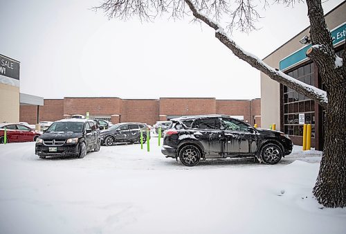 JESSICA LEE / WINNIPEG FREE PRESS

People in cars about to enter the COVID-19 testing site at King Edward Street on December 27, 2021.










