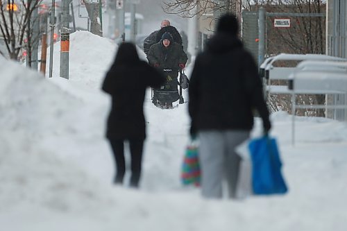 JOHN WOODS / WINNIPEG FREE PRESS
Winnipeggers make their way down Sherbrook and through a day of heavy snowfall in Monday, December 27, 2020. Twenty centimetres were expected to fall before the end of day.

Re: ?