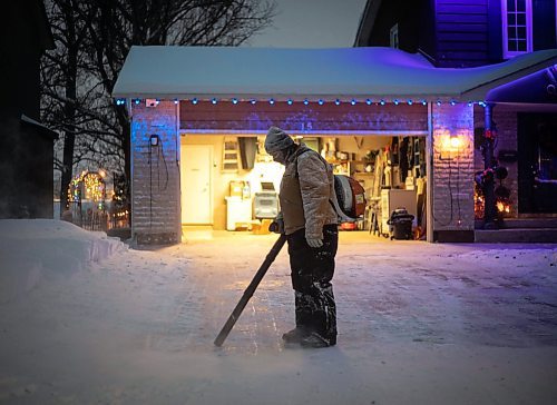 JESSICA LEE / WINNIPEG FREE PRESS

A man clears snow off his driveway on December 27, 2021.









