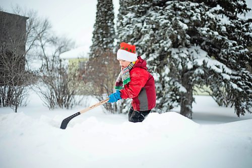 JESSICA LEE / WINNIPEG FREE PRESS

A boy plays in the snow in front of his house on December 27, 2021.









