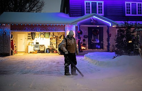 JESSICA LEE / WINNIPEG FREE PRESS

A man clears snow off his driveway on December 27, 2021.






