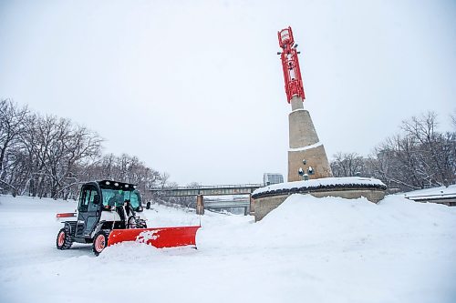 MIKAELA MACKENZIE / WINNIPEG FREE PRESS

Patrick Jordan clears the first section of the River Trail with a Bobcat at The Forks in Winnipeg on Tuesday, Dec. 28, 2021. Standup.
Winnipeg Free Press 2021.