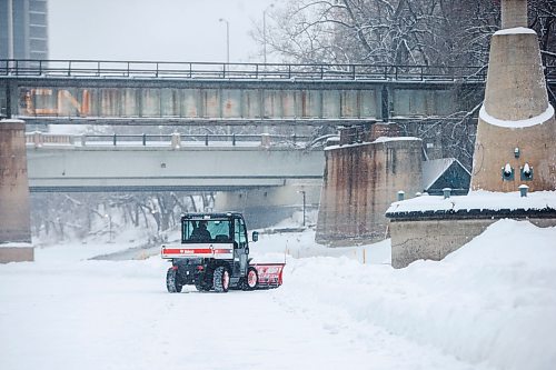 MIKAELA MACKENZIE / WINNIPEG FREE PRESS

Patrick Jordan clears the first section of the River Trail with a Bobcat at The Forks in Winnipeg on Tuesday, Dec. 28, 2021. Standup.
Winnipeg Free Press 2021.