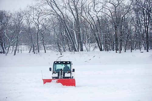 MIKAELA MACKENZIE / WINNIPEG FREE PRESS

Patrick Jordan clears the first section of the River Trail with a Bobcat at The Forks in Winnipeg on Tuesday, Dec. 28, 2021. Standup.
Winnipeg Free Press 2021.