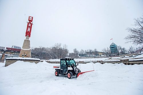 MIKAELA MACKENZIE / WINNIPEG FREE PRESS

Patrick Jordan clears the first section of the River Trail with a Bobcat at The Forks in Winnipeg on Tuesday, Dec. 28, 2021. Standup.
Winnipeg Free Press 2021.