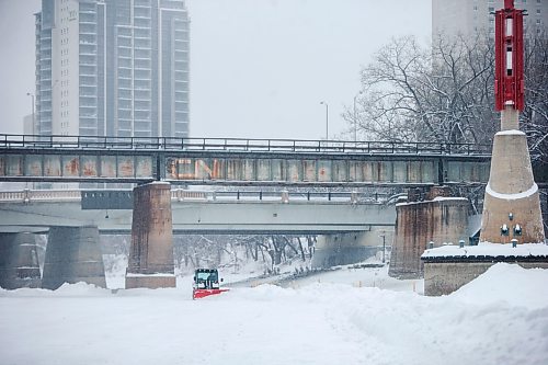 MIKAELA MACKENZIE / WINNIPEG FREE PRESS

Patrick Jordan clears the first section of the River Trail with a Bobcat at The Forks in Winnipeg on Tuesday, Dec. 28, 2021. Standup.
Winnipeg Free Press 2021.