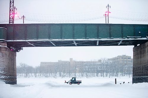 MIKAELA MACKENZIE / WINNIPEG FREE PRESS

Patrick Jordan clears the first section of the River Trail with a Bobcat at The Forks in Winnipeg on Tuesday, Dec. 28, 2021. Standup.
Winnipeg Free Press 2021.