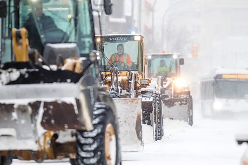 MIKAELA MACKENZIE / WINNIPEG FREE PRESS

Snowplows clear Portage Avenue in Winnipeg on Tuesday, Dec. 28, 2021. Standup.
Winnipeg Free Press 2021.