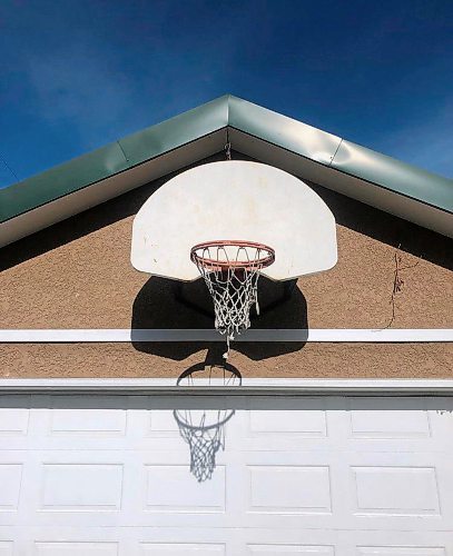 BEN WALDMAN / WINNIPEG FREE PRESS

Basketball hoops - for Waldman feature
The summer sun makes this ordinary Norwood hoop look like so much more.

Winnipeg Free Press - 2021


