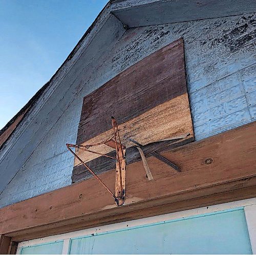 BEN WALDMAN / WINNIPEG FREE PRESS

Basketball hoops - for Waldman feature
Something happened to this rim.

Winnipeg Free Press - 2021


