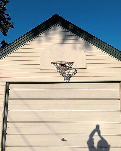 BEN WALDMAN / WINNIPEG FREE PRESS

Basketball hoops - for Waldman feature
Golden Hour in Silver Heights.

Winnipeg Free Press - 2021


