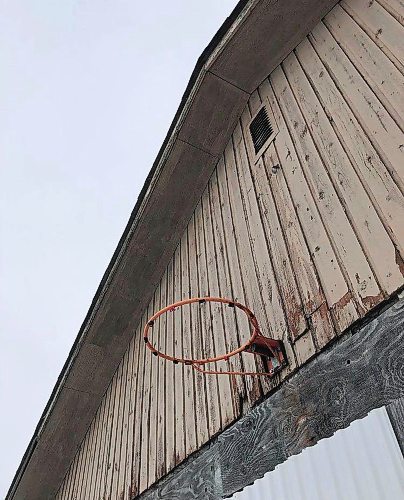 BEN WALDMAN / WINNIPEG FREE PRESS

Basketball hoops - for Waldman feature
Who knows how long this Luxton hoop has been in use?

Winnipeg Free Press - 2021


