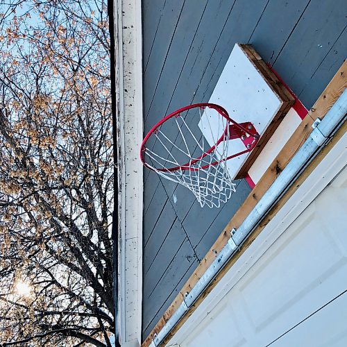 BEN WALDMAN / WINNIPEG FREE PRESS

Basketball hoops - for Waldman feature
This backboard in Wolseley is no bigger than the ball itself.

Winnipeg Free Press - 2021


