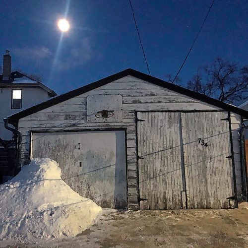 BEN WALDMAN / WINNIPEG FREE PRESS

Basketball hoops - for Waldman feature
The moonlight illuminates a West End hoop that&#x573; seen better days.

Winnipeg Free Press - 2021


