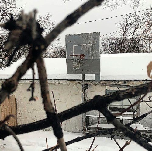 BEN WALDMAN / WINNIPEG FREE PRESS

Basketball hoops - for Waldman feature
This Inkster net isn&#x574; mounted on the garage: it&#x573; attached to a strange, wooden frame.

Winnipeg Free Press - 2021


