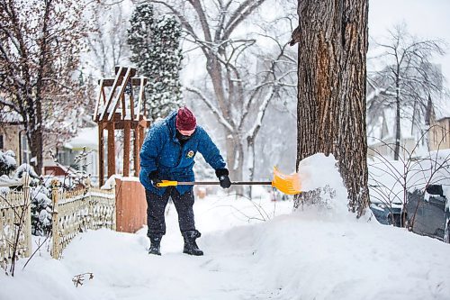 MIKAELA MACKENZIE / WINNIPEG FREE PRESS

Chantale Garand clears their walkway in West Broadway in Winnipeg on Tuesday, Dec. 28, 2021. Garand is organizing free shovelling in the neighbourhood, with donations going to Sunshine House. For Bryce story.
Winnipeg Free Press 2021.