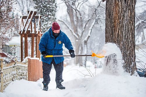 MIKAELA MACKENZIE / WINNIPEG FREE PRESS

Chantale Garand clears their walkway in West Broadway in Winnipeg on Tuesday, Dec. 28, 2021. Garand is organizing free shovelling in the neighbourhood, with donations going to Sunshine House. For Bryce story.
Winnipeg Free Press 2021.