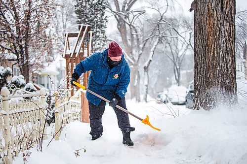 MIKAELA MACKENZIE / WINNIPEG FREE PRESS

Chantale Garand clears their walkway in West Broadway in Winnipeg on Tuesday, Dec. 28, 2021. Garand is organizing free shovelling in the neighbourhood, with donations going to Sunshine House. For Bryce story.
Winnipeg Free Press 2021.