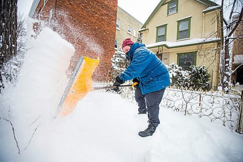 MIKAELA MACKENZIE / WINNIPEG FREE PRESS

Chantale Garand clears their walkway in West Broadway in Winnipeg on Tuesday, Dec. 28, 2021. Garand is organizing free shovelling in the neighbourhood, with donations going to Sunshine House. For Bryce story.
Winnipeg Free Press 2021.