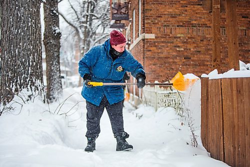 MIKAELA MACKENZIE / WINNIPEG FREE PRESS

Chantale Garand clears their walkway in West Broadway in Winnipeg on Tuesday, Dec. 28, 2021. Garand is organizing free shovelling in the neighbourhood, with donations going to Sunshine House. For Bryce story.
Winnipeg Free Press 2021.