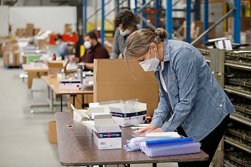 JOHN WOODS / WINNIPEG FREE PRESS
Provincial staff who have volunteered their Christmas and Boxing Day holidays to come in and make COVID-19 rapid testing kits for distribution, assemble test packages in a warehouse Tuesday, December 28, 2021. The team assembled 2000 kits yesterday and expect to make 5000 per day ongoing.

Re: de silva