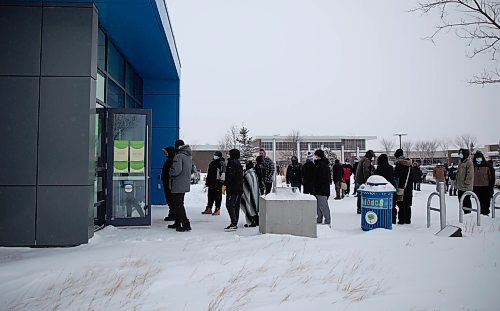 JESSICA LEE / WINNIPEG FREE PRESS

Dozens wait in -20 C temperatures on December 28, 2021 at University of Manitoba SmartPark for a COVID-19 test.

Reporter: Dylan









