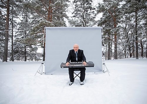 JESSICA LEE / WINNIPEG FREE PRESS



Ron Paley poses for a photo on December 23, 2021 at St. Vital Park in Winnipeg.