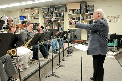 AMY JO PATEY/WINNIPEG FREE PRESS Ron Paley conducts the Miles Mac jazz band and Grade 5 and 6 students from Maple Leaf Elementary. The music students were chosen to profile local artists for special Juno conterts.