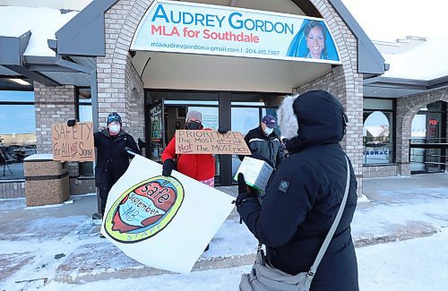 RUTH BONNEVILLE / WINNIPEG FREE PRESS

LOCAL -  mask protest

The office of Hon. Audrey Gordon, Minister of Health for Manitoba, gave away KN95 masks  to the public at her MLA office on as members of Safe September MB and Parents for Public Education MB hold protest signs outside her office demanding more access to better masks Wednesday.


Dec 29th,,  2021
