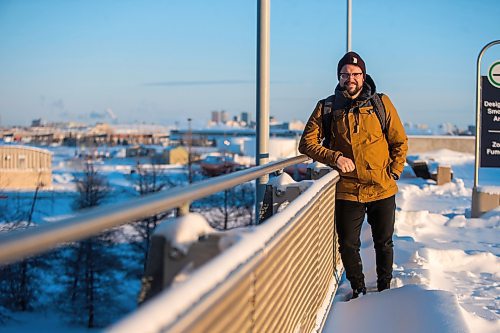 MIKAELA MACKENZIE / WINNIPEG FREE PRESS

Kelvin Cech, coach/GM of the new team in Niverville, poses for a portrait at the airport in Winnipeg on Wednesday, Dec. 29, 2021. For Mike Sawatzky story.
Winnipeg Free Press 2021.