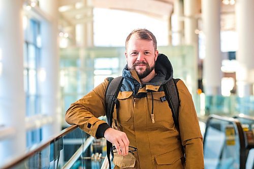 MIKAELA MACKENZIE / WINNIPEG FREE PRESS

Kelvin Cech, coach/GM of the new team in Niverville, poses for a portrait at the airport in Winnipeg on Wednesday, Dec. 29, 2021. For Mike Sawatzky story.
Winnipeg Free Press 2021.